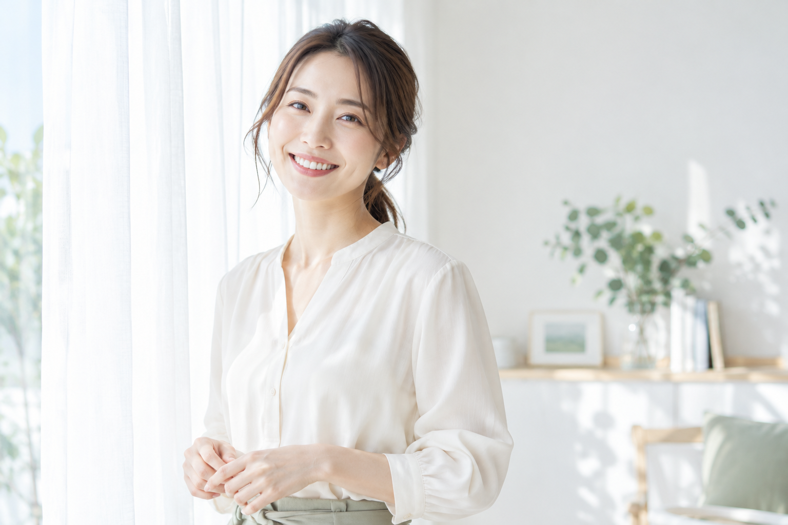 白い光の中で自然にほほえむ女性のイメージ